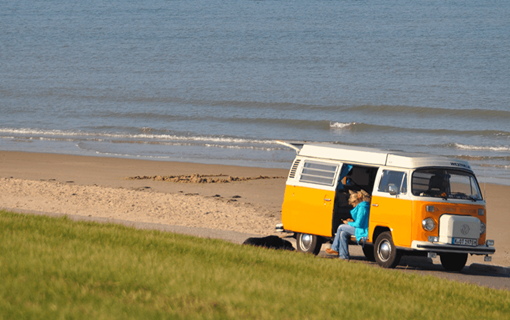 Volkswagen busje bij de zee
