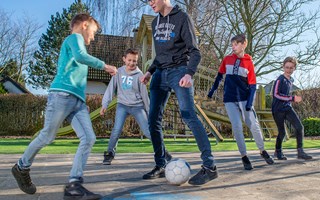Leraar in opleiding Martijn voetbalt met leerlingen