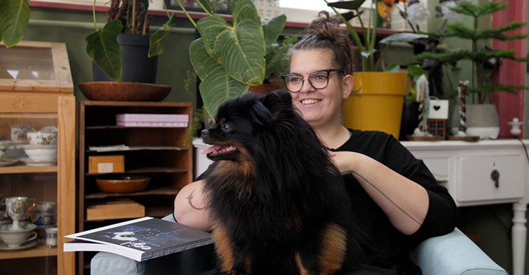 Viorella, uitgever Eej Magazine en hond Teddy 